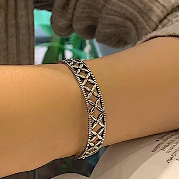 Minimalist Sterling Silver Vintage Bangle Bracelet - Picture 4 of 5